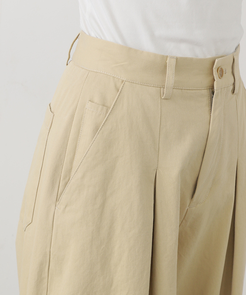 SLOBE IENA（スローブイエナ）の「パウダリーチノタックカーブトラウザー（チノパンツ・レディース・ベージュ/ホワイト・38/36）」の6枚目の写真