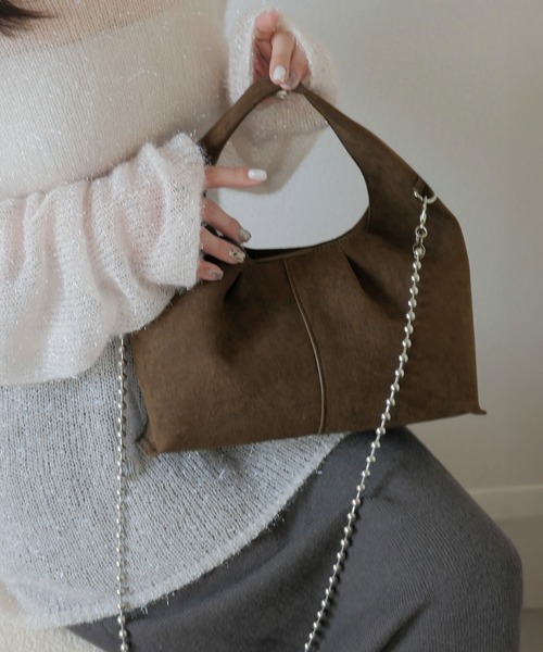 Reurie'（レウリィ）の「【500mlペットボトル収納可能】オリジナルボールチェーンスエードバッグ / ワンハンドル ホーボーバッグ シンプル カジュアル モード きれいめ（ショルダーバッグ・レディース・ブラウン/ブラック・FREE）」の2枚目の写真