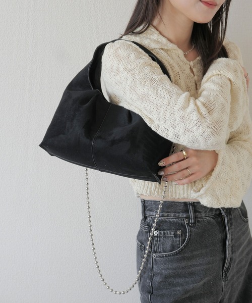 Reurie'（レウリィ）の「【500mlペットボトル収納可能】オリジナルボールチェーンスエードバッグ / ワンハンドル ホーボーバッグ シンプル カジュアル モード きれいめ（ショルダーバッグ・レディース・ブラウン/ブラック・FREE）」の8枚目の写真