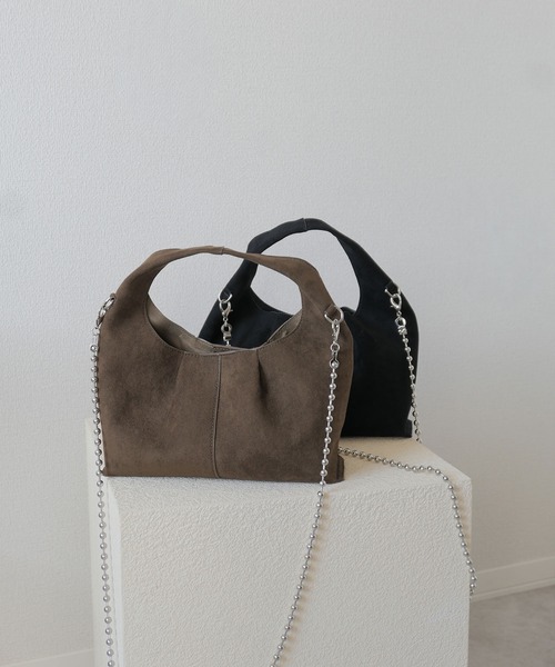 Reurie'（レウリィ）の「【500mlペットボトル収納可能】オリジナルボールチェーンスエードバッグ / ワンハンドル ホーボーバッグ シンプル カジュアル モード きれいめ（ショルダーバッグ・レディース・ブラウン/ブラック・FREE）」の9枚目の写真