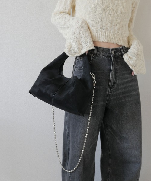 Reurie'（レウリィ）の「【500mlペットボトル収納可能】オリジナルボールチェーンスエードバッグ / ワンハンドル ホーボーバッグ シンプル カジュアル モード きれいめ（ショルダーバッグ・レディース・ブラウン/ブラック・FREE）」の18枚目の写真
