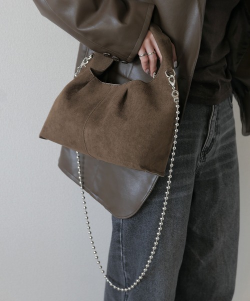 Reurie'（レウリィ）の「【500mlペットボトル収納可能】オリジナルボールチェーンスエードバッグ / ワンハンドル ホーボーバッグ シンプル カジュアル モード きれいめ（ショルダーバッグ・レディース・ブラウン/ブラック・FREE）」の22枚目の写真