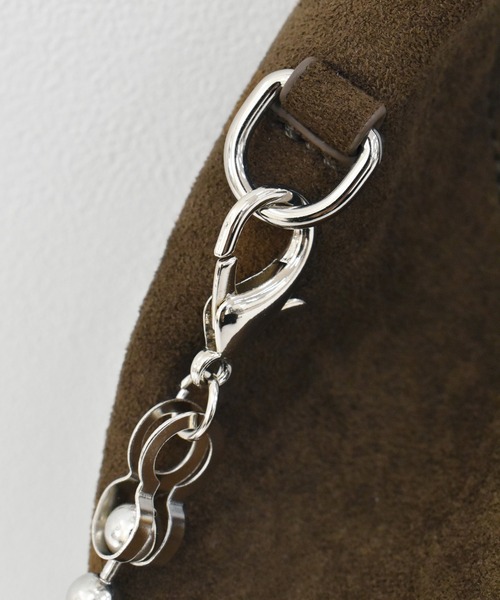 Reurie'（レウリィ）の「【500mlペットボトル収納可能】オリジナルボールチェーンスエードバッグ / ワンハンドル ホーボーバッグ シンプル カジュアル モード きれいめ（ショルダーバッグ・レディース・ブラウン/ブラック・FREE）」の4枚目の写真