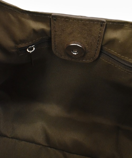 Reurie'（レウリィ）の「【500mlペットボトル収納可能】オリジナルボールチェーンスエードバッグ / ワンハンドル ホーボーバッグ シンプル カジュアル モード きれいめ（ショルダーバッグ・レディース・ブラウン/ブラック・FREE）」の5枚目の写真