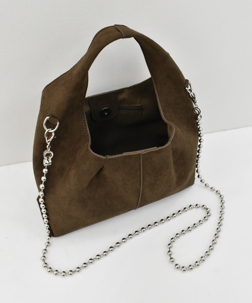 Reurie'（レウリィ）の「【500mlペットボトル収納可能】オリジナルボールチェーンスエードバッグ / ワンハンドル ホーボーバッグ シンプル カジュアル モード きれいめ（ショルダーバッグ・レディース・ブラウン/ブラック・FREE）」の6枚目の写真