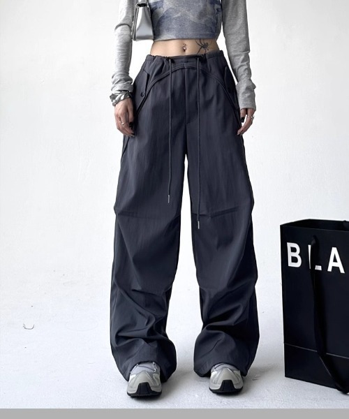 Ritzy(リッツィー)の「ストリート感抜群!ドローコード ワイドパラシュートパンツ(カーゴパンツ・レディース・ダークグレー/ブラック/ライトグレー/グレー系その他/グレー系その他2・L/M/S)」の20枚目の写真