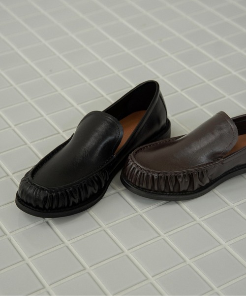 lawgy(ラウジー)の「gathered toe accent loafer / ギャザードトゥアクセントローファー(ローファー・レディース・ブラウン/ブラック・SMALL/MEDIUM/LARGE)」の3枚目の写真