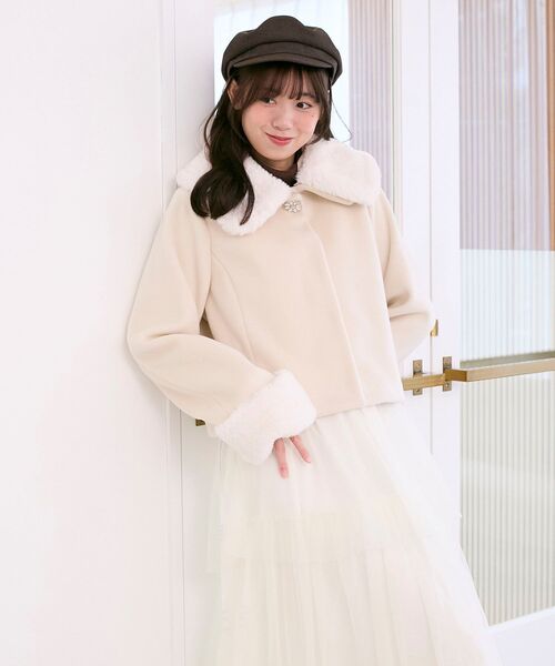 MAJESTIC LEGON(マジェスティックレゴン)の「マルチWAYファー×ビジューコート(その他アウター・レディース・アイボリー・MEDIUM)」の1枚目の写真