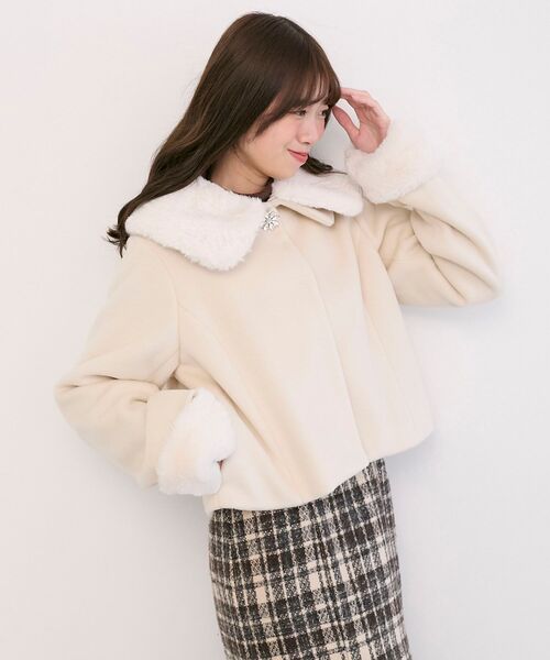MAJESTIC LEGON(マジェスティックレゴン)の「マルチWAYファー×ビジューコート(その他アウター・レディース・アイボリー・MEDIUM)」の2枚目の写真