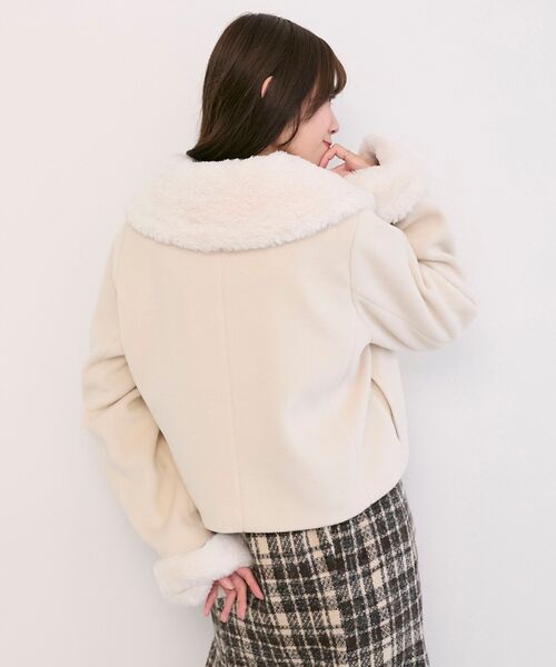 MAJESTIC LEGON(マジェスティックレゴン)の「マルチWAYファー×ビジューコート(その他アウター・レディース・アイボリー・MEDIUM)」の3枚目の写真
