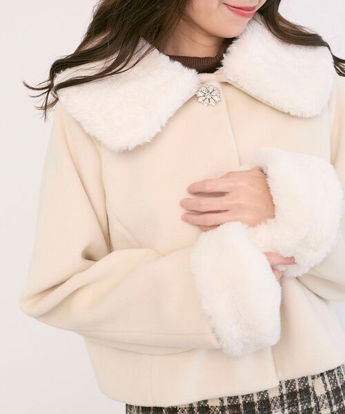 MAJESTIC LEGON(マジェスティックレゴン)の「マルチWAYファー×ビジューコート(その他アウター・レディース・アイボリー・MEDIUM)」の4枚目の写真