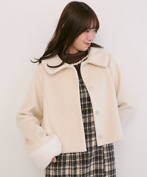 MAJESTIC LEGON(マジェスティックレゴン)の「マルチWAYファー×ビジューコート(その他アウター・レディース・アイボリー・MEDIUM)」の6枚目の写真