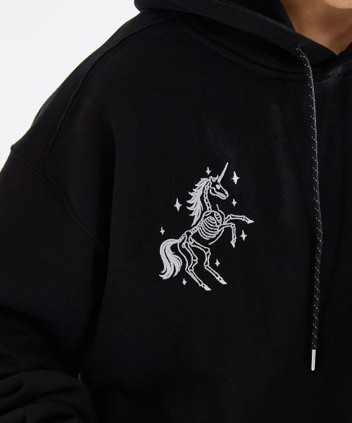 KRUXH(クルクス)の「シルバー ユニコーン刺繍フードパーカー ブラック(パーカー・レディース・その他・1/2)」の4枚目の写真