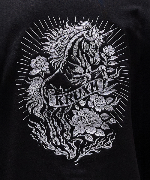 KRUXH(クルクス)の「シルバー ユニコーン刺繍フードパーカー ブラック(パーカー・レディース・その他・1/2)」の2枚目の写真