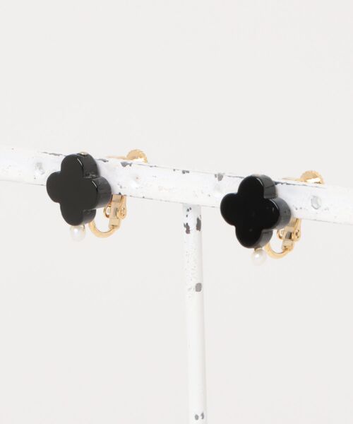 CERCA(チェルカ)の「september/クローバーオニキス+淡水パールearring(イヤリング・レディース・ブラック・FREE)」の1枚目の写真