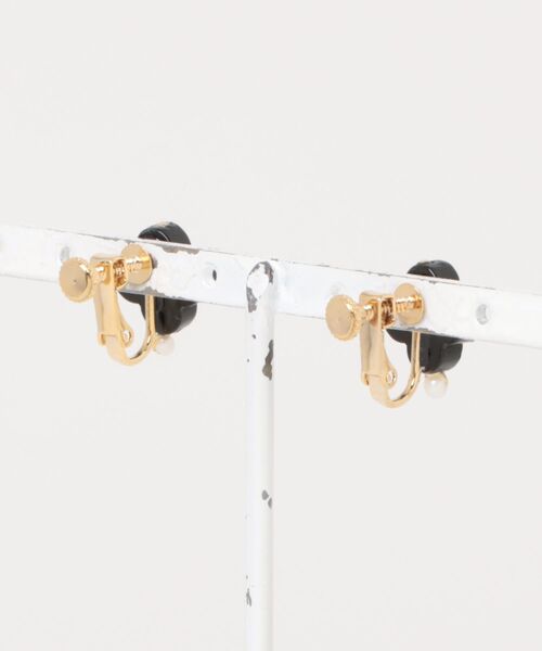 CERCA(チェルカ)の「september/クローバーオニキス+淡水パールearring(イヤリング・レディース・ブラック・FREE)」の2枚目の写真