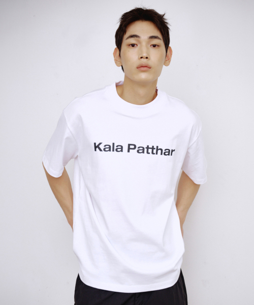 KALAPATTHAR(カラパタール)の「シグネチャーロゴ ルーズフィット Tシャツ - ホワイト(Tシャツ/カットソー・メンズ・その他・MEDIUM/LARGE/X-LARGE)」の1枚目の写真
