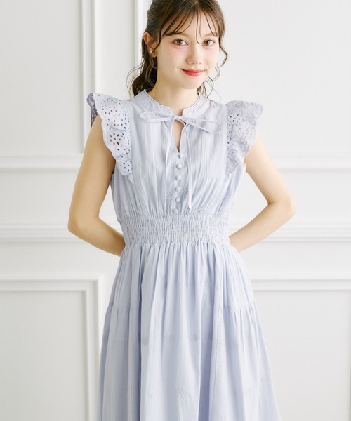 tocco closet(トッコ クローゼット)の「リボン付きパネルフラワーカットワーク刺繍コットンレースワンピース(ワンピース・レディース・オフホワイト/ブルー/ピンク/ネイビー/イエロー・M)」の3枚目の写真