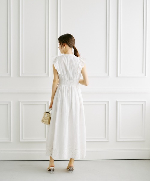 tocco closet(トッコ クローゼット)の「リボン付きパネルフラワーカットワーク刺繍コットンレースワンピース(ワンピース・レディース・オフホワイト/ブルー/ピンク/ネイビー/イエロー・M)」の6枚目の写真