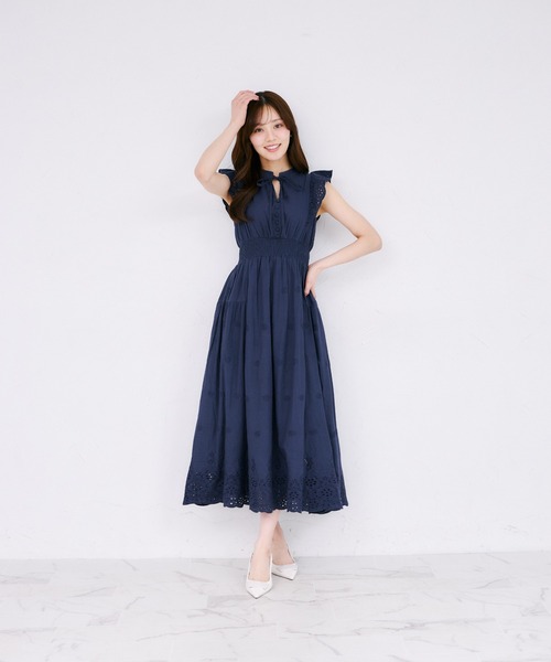 tocco closet(トッコ クローゼット)の「リボン付きパネルフラワーカットワーク刺繍コットンレースワンピース(ワンピース・レディース・オフホワイト/ブルー/ピンク/ネイビー/イエロー・M)」の21枚目の写真