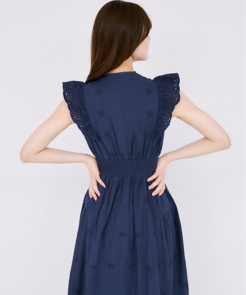tocco closet(トッコ クローゼット)の「リボン付きパネルフラワーカットワーク刺繍コットンレースワンピース(ワンピース・レディース・オフホワイト/ブルー/ピンク/ネイビー/イエロー・M)」の14枚目の写真
