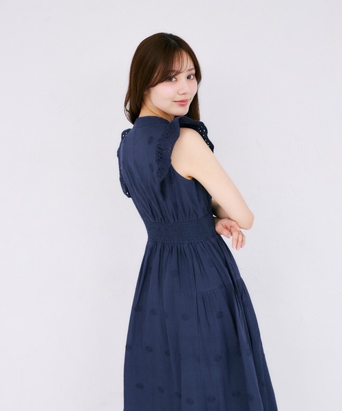 tocco closet(トッコ クローゼット)の「リボン付きパネルフラワーカットワーク刺繍コットンレースワンピース(ワンピース・レディース・オフホワイト/ブルー/ピンク/ネイビー/イエロー・M)」の15枚目の写真