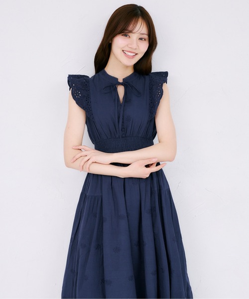 tocco closet(トッコ クローゼット)の「リボン付きパネルフラワーカットワーク刺繍コットンレースワンピース(ワンピース・レディース・オフホワイト/ブルー/ピンク/ネイビー/イエロー・M)」の18枚目の写真