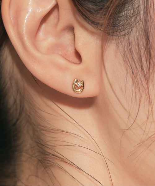 Jewel closet by L&Co.(ジュエルクローゼットバイエルアンドコー)の「K10 ダイヤモンド 馬蹄 ピアス(ピアス(両耳用)・レディース・イエローゴールド・FREE)」の5枚目の写真