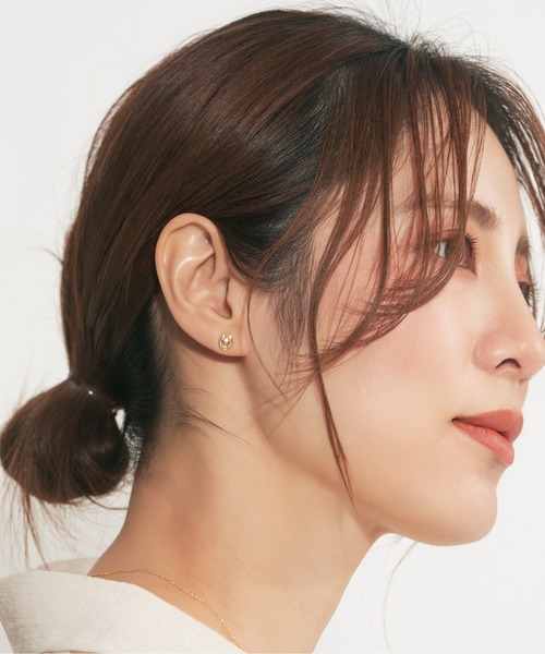 Jewel closet by L&Co.(ジュエルクローゼットバイエルアンドコー)の「K10 ダイヤモンド 馬蹄 ピアス(ピアス(両耳用)・レディース・イエローゴールド・FREE)」の2枚目の写真
