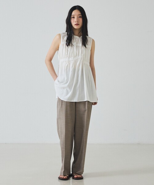 abahouse mavie(アバハウスマヴィ)の「【前後2WAY】シャーリングブラウス(シャツ/ブラウス・レディース・ホワイト/チャコールグレー/クリーム・フリー)」の4枚目の写真