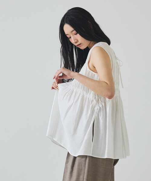 abahouse mavie(アバハウスマヴィ)の「【前後2WAY】シャーリングブラウス(シャツ/ブラウス・レディース・ホワイト/チャコールグレー/クリーム・フリー)」の6枚目の写真