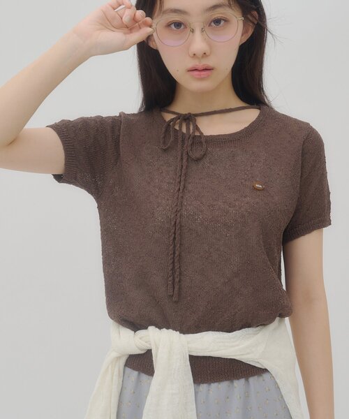 DISCOAT(ディスコート)の「【umm.】プレート付チョーカー半袖プルオーバー(ニット/セーター・レディース・ベビーピンク/レモンイエロー/アイボリー/サックスブルー/ブラウン・FREE)」の3枚目の写真