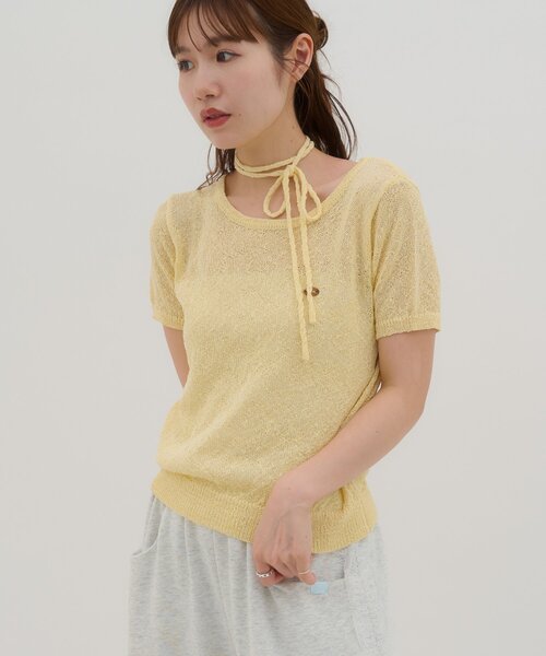 DISCOAT(ディスコート)の「【umm.】プレート付チョーカー半袖プルオーバー(ニット/セーター・レディース・ベビーピンク/レモンイエロー/アイボリー/サックスブルー/ブラウン・FREE)」の4枚目の写真