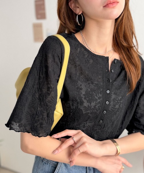 classicalelf(クラシカルエルフ)の「シアー花柄ジャガードで魅せる大人のこなれ感。総柄シアーヘンリートップス(半袖)(Tシャツ/カットソー・レディース・ブラック/オフホワイト/グレイッシュベージュ/チャコール・SMALL/MEDIUM/LARGE/X-LARGE)」の9枚目の写真