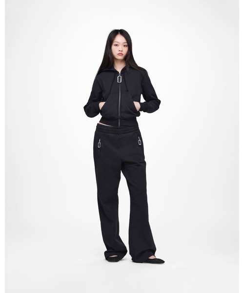 MARC JACOBS(マークジェイコブス)の「【NEW】POP J MARC CROPPED ZIP-UP/ポップ Jマーク クロップド ジップアップ(パーカー・レディース・ブラック×ゴールド・M/S/XS)」の3枚目の写真