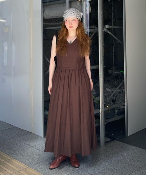 Ray BEAMS（レイビームス）の「【8/6 再値下げ】ギャザー キリカエ Vネック ノースリーブ ワンピース（ワンピース・レディース・ダークブラウン/ライトブルー/ブラック・0/1）」の2枚目の写真