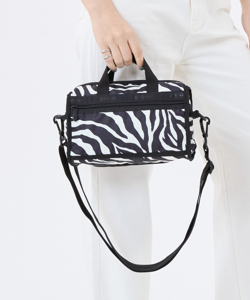 LeSportsac(レスポートサック)の「MINI DUFFEL CROSSBODY クリームブラックゼブラ(ショルダーバッグ・レディース・ブラック・FREE)」の2枚目の写真