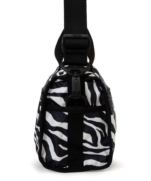 LeSportsac(レスポートサック)の「MINI DUFFEL CROSSBODY クリームブラックゼブラ(ショルダーバッグ・レディース・ブラック・FREE)」の4枚目の写真