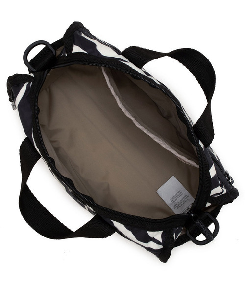 LeSportsac(レスポートサック)の「MINI DUFFEL CROSSBODY クリームブラックゼブラ(ショルダーバッグ・レディース・ブラック・FREE)」の8枚目の写真