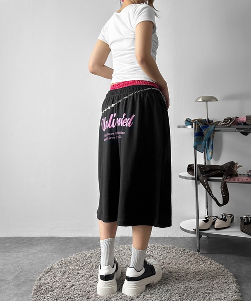 MATU:TA(マトゥータ)の「【へそ出したくない人向け】サイドシャーリングブラーTシャツ / プリント レタリング リブ サイドギャザーストリート 韓国 海外ガール Y2K 配色ロゴ ストレッチ 3カラー ブラック アイボリー チャコール(Tシャツ/カットソー・レディース・ブラック/チャコールグレー/アイボリー・FREE)」の8枚目の写真