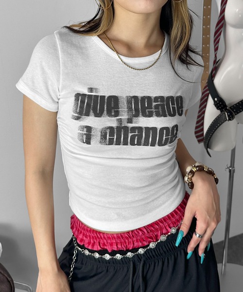 MATU:TA(マトゥータ)の「【へそ出したくない人向け】サイドシャーリングブラーTシャツ / プリント レタリング リブ サイドギャザーストリート 韓国 海外ガール Y2K 配色ロゴ ストレッチ 3カラー ブラック アイボリー チャコール(Tシャツ/カットソー・レディース・ブラック/チャコールグレー/アイボリー・FREE)」の4枚目の写真