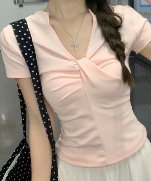 AMAJI(アマジ)の「Vネック ツイスト デザイン 半袖Tシャツ(シャツ/ブラウス・レディース・ライトピンク/ホワイト・SMALL/MEDIUM/LARGE)」の4枚目の写真