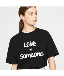 [ユニセックス]LOVE SOMEONE 半袖Tシャツ_ブラック/ホワイト ロゴ