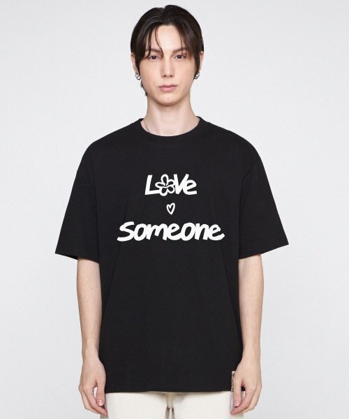 GRAVER（グレーバー）の「[ユニセックス]LOVE SOMEONE 半袖Tシャツ_ブラック/ホワイト ロゴ（Tシャツ/カットソー・レディース・ブラック・SMALL/MEDIUM/LARGE）」の6枚目の写真