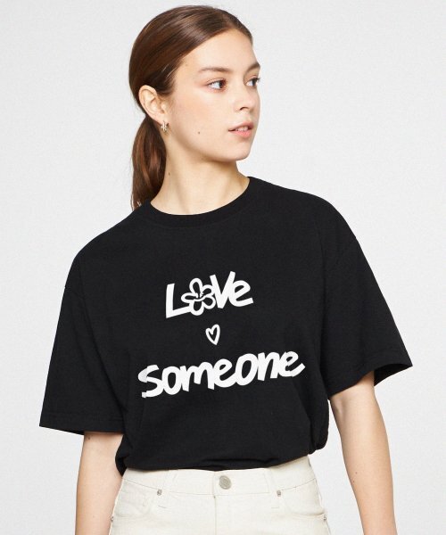 GRAVER（グレーバー）の「[ユニセックス]LOVE SOMEONE 半袖Tシャツ_ブラック/ホワイト ロゴ（Tシャツ/カットソー・レディース・ブラック・SMALL/MEDIUM/LARGE）」の5枚目の写真