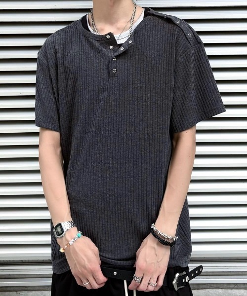Never mind the XU / Chikashitsu+(ネバーマインド ザ エックスユー / チカシツプラス)の「【nmtc+】Shoulder Henley Eyelet Tee / 【エヌエムティーシープラス】アイレットヘンリーネックTシャツ(Tシャツ/カットソー・メンズ・ブラック/チャコール/アイボリー・ONE SIZE)」の3枚目の写真