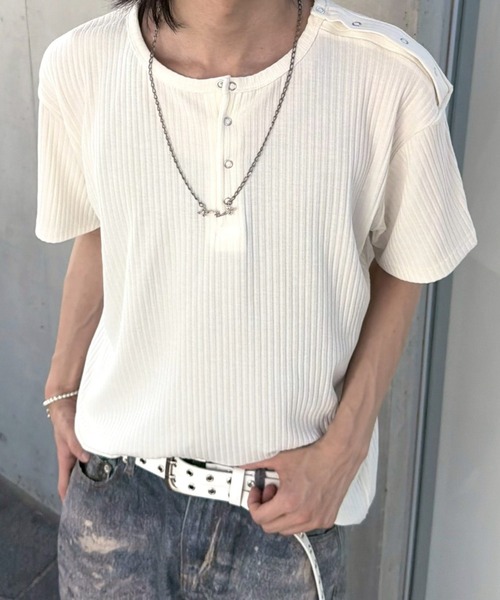 Never mind the XU / Chikashitsu+(ネバーマインド ザ エックスユー / チカシツプラス)の「【nmtc+】Shoulder Henley Eyelet Tee / 【エヌエムティーシープラス】アイレットヘンリーネックTシャツ(Tシャツ/カットソー・メンズ・ブラック/チャコール/アイボリー・ONE SIZE)」の2枚目の写真