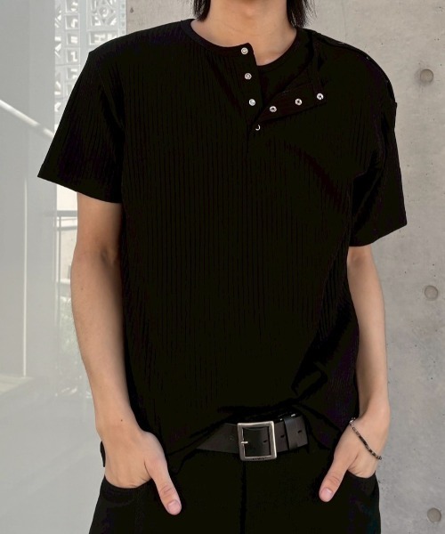 Never mind the XU / Chikashitsu+(ネバーマインド ザ エックスユー / チカシツプラス)の「【nmtc+】Shoulder Henley Eyelet Tee / 【エヌエムティーシープラス】アイレットヘンリーネックTシャツ(Tシャツ/カットソー・メンズ・ブラック/チャコール/アイボリー・ONE SIZE)」の1枚目の写真