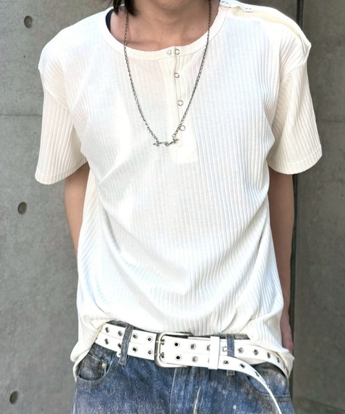 Never mind the XU / Chikashitsu+(ネバーマインド ザ エックスユー / チカシツプラス)の「【nmtc+】Shoulder Henley Eyelet Tee / 【エヌエムティーシープラス】アイレットヘンリーネックTシャツ(Tシャツ/カットソー・メンズ・ブラック/チャコール/アイボリー・ONE SIZE)」の5枚目の写真