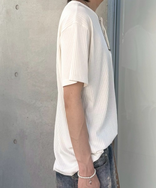 Never mind the XU / Chikashitsu+(ネバーマインド ザ エックスユー / チカシツプラス)の「【nmtc+】Shoulder Henley Eyelet Tee / 【エヌエムティーシープラス】アイレットヘンリーネックTシャツ(Tシャツ/カットソー・メンズ・ブラック/チャコール/アイボリー・ONE SIZE)」の11枚目の写真